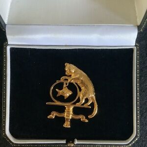 Vintage Avon cat & fish brooch.
